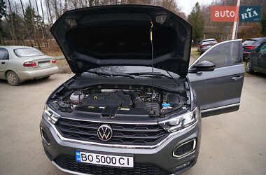 Внедорожник / Кроссовер Volkswagen T-Roc 2021 в 