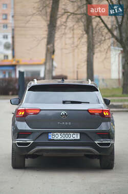 Внедорожник / Кроссовер Volkswagen T-Roc 2021 в 