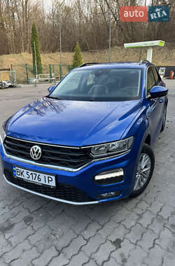 Внедорожник / Кроссовер Volkswagen T-Roc 2018 в 