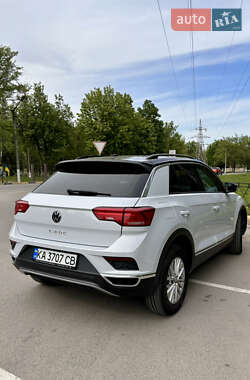 Внедорожник / Кроссовер Volkswagen T-Roc 2021 в 