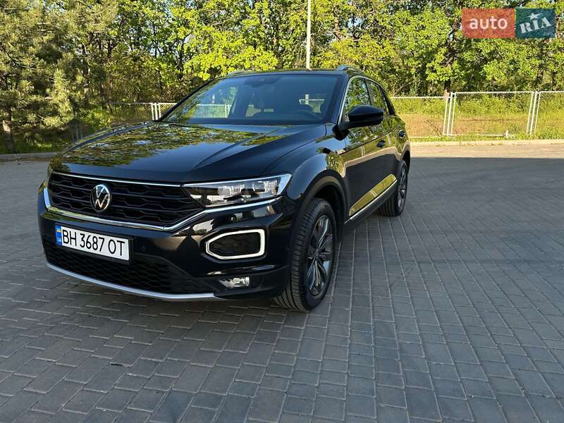 Внедорожник / Кроссовер Volkswagen T-Roc 2021 в 