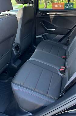 Внедорожник / Кроссовер Volkswagen T-Roc 2021 в 