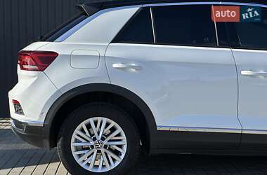 Внедорожник / Кроссовер Volkswagen T-Roc 2021 в 