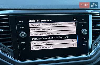 Внедорожник / Кроссовер Volkswagen T-Roc 2021 в 