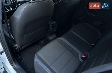 Внедорожник / Кроссовер Volkswagen T-Roc 2021 в 