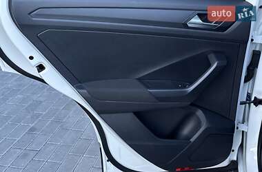 Внедорожник / Кроссовер Volkswagen T-Roc 2021 в 