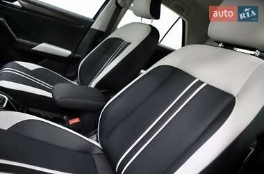 Внедорожник / Кроссовер Volkswagen T-Roc 2019 в 