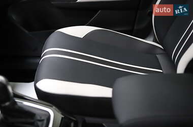 Внедорожник / Кроссовер Volkswagen T-Roc 2019 в 