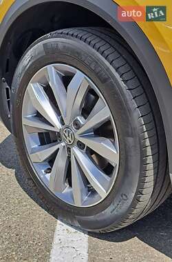 Внедорожник / Кроссовер Volkswagen T-Roc 2019 в 