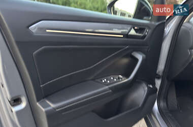 Внедорожник / Кроссовер Volkswagen T-Roc 2022 в 