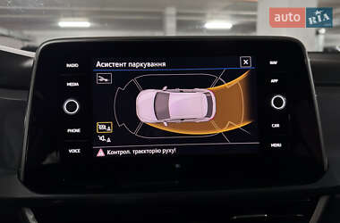 Внедорожник / Кроссовер Volkswagen T-Roc 2022 в 