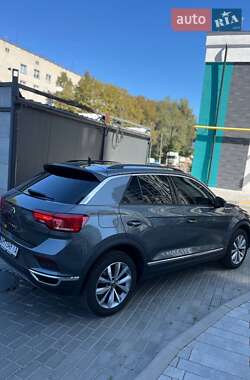 Внедорожник / Кроссовер Volkswagen T-Roc 2020 в 