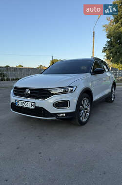 Внедорожник / Кроссовер Volkswagen T-Roc 2021 в 