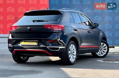 Внедорожник / Кроссовер Volkswagen T-Roc 2021 в 