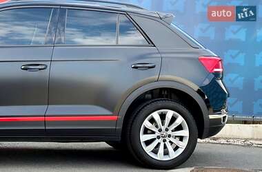 Внедорожник / Кроссовер Volkswagen T-Roc 2021 в 