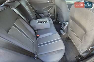 Внедорожник / Кроссовер Volkswagen T-Roc 2021 в 
