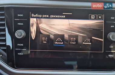 Внедорожник / Кроссовер Volkswagen T-Roc 2021 в 