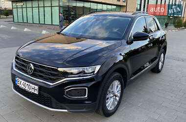 Внедорожник / Кроссовер Volkswagen T-Roc 2021 в 