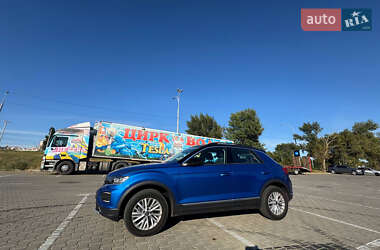 Внедорожник / Кроссовер Volkswagen T-Roc 2021 в 