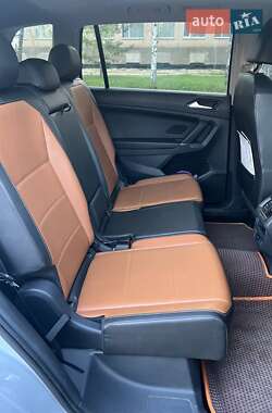 Внедорожник / Кроссовер Volkswagen Tiguan Allspace 2017 в 