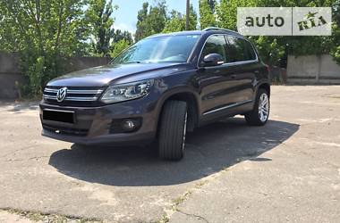 Позашляховик / Кросовер Volkswagen Tiguan 2016 в 
