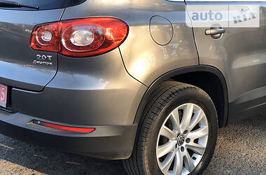 Позашляховик / Кросовер Volkswagen Tiguan 2010 в 