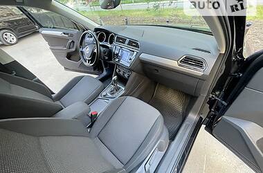 Внедорожник / Кроссовер Volkswagen Tiguan 2017 в 