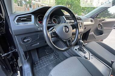 Внедорожник / Кроссовер Volkswagen Tiguan 2017 в 