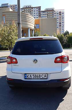 Внедорожник / Кроссовер Volkswagen Tiguan 2010 в Киеве