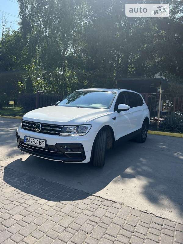 Внедорожник / Кроссовер Volkswagen Tiguan 2019 в Новоукраинке