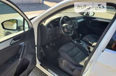 Позашляховик / Кросовер Volkswagen Tiguan 2016 в 