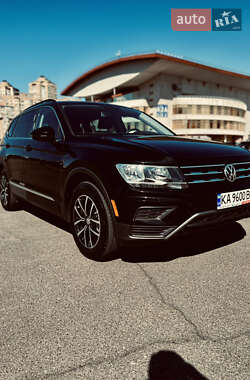 Внедорожник / Кроссовер Volkswagen Tiguan 2021 в 