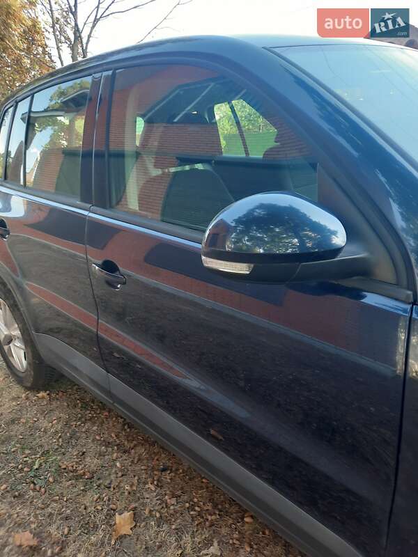 Внедорожник / Кроссовер Volkswagen Tiguan 2011 в Буче
