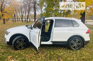 Позашляховик / Кросовер Volkswagen Tiguan 2017 в 