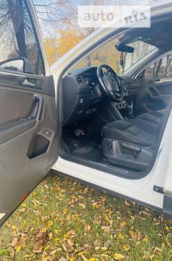 Позашляховик / Кросовер Volkswagen Tiguan 2017 в 