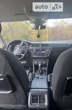 Позашляховик / Кросовер Volkswagen Tiguan 2017 в 