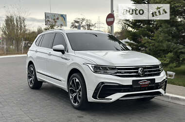 Позашляховик / Кросовер Volkswagen Tiguan 2022 в 