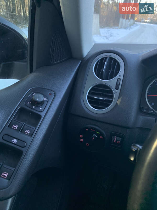 Внедорожник / Кроссовер Volkswagen Tiguan 2008 в Сосновке