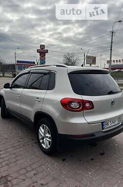 Внедорожник / Кроссовер Volkswagen Tiguan 2011 в Ровно