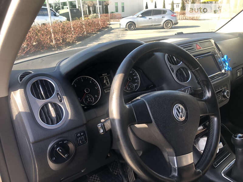 Позашляховик / Кросовер Volkswagen Tiguan 2010 в Житомирі