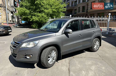 Внедорожник / Кроссовер Volkswagen Tiguan 2010 в Харькове