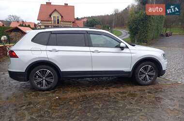 Внедорожник / Кроссовер Volkswagen Tiguan 2018 в 