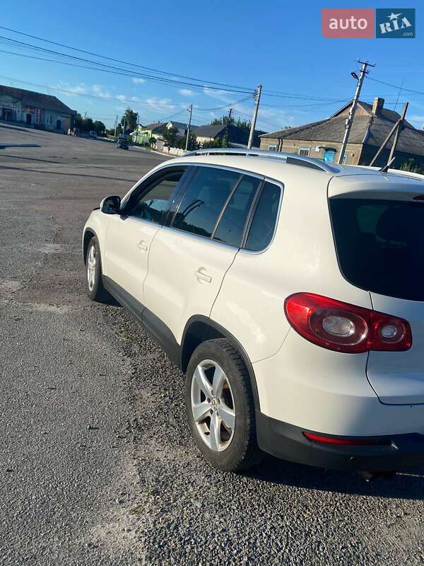 Позашляховик / Кросовер Volkswagen Tiguan 2011 в Житомирі