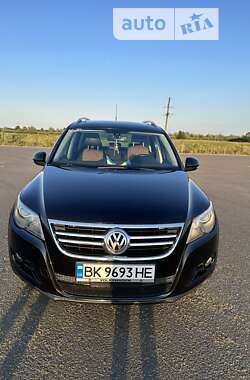 Внедорожник / Кроссовер Volkswagen Tiguan 2009 в Дубровице