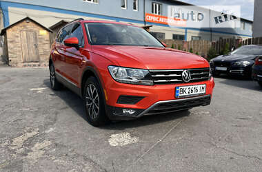 Внедорожник / Кроссовер Volkswagen Tiguan 2017 в Ровно