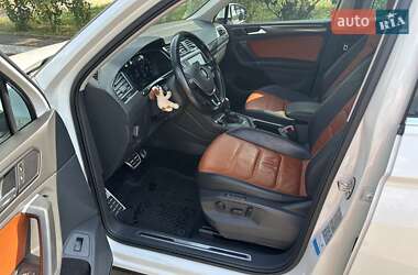 Внедорожник / Кроссовер Volkswagen Tiguan 2017 в 