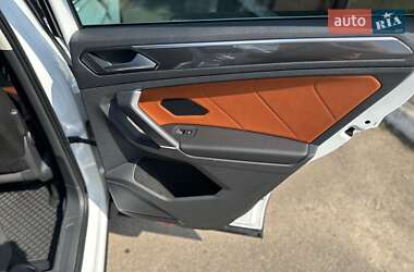 Внедорожник / Кроссовер Volkswagen Tiguan 2017 в 