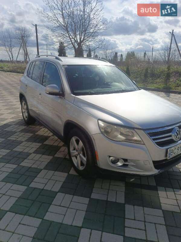 Внедорожник / Кроссовер Volkswagen Tiguan 2010 в Буске