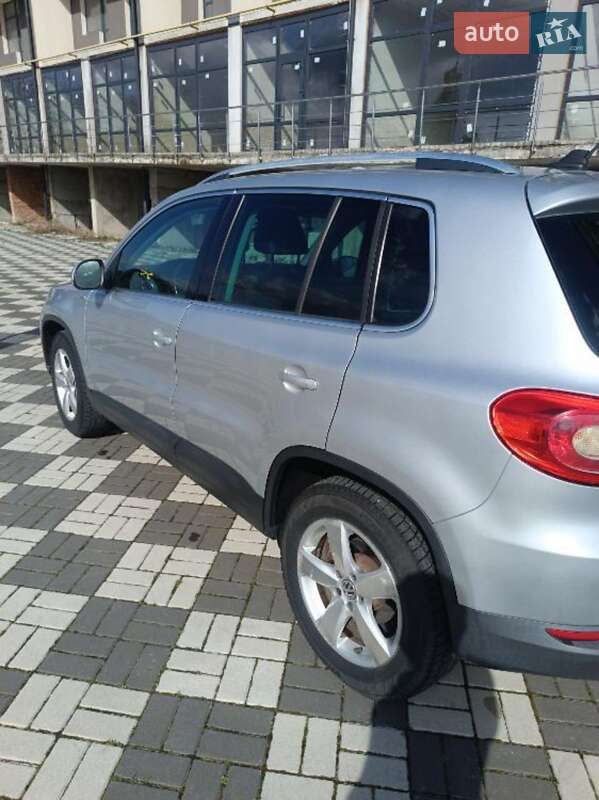 Внедорожник / Кроссовер Volkswagen Tiguan 2010 в Буске