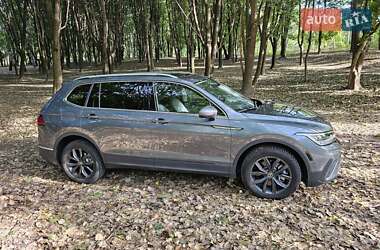 Внедорожник / Кроссовер Volkswagen Tiguan 2022 в 